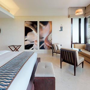 Palm King Suite